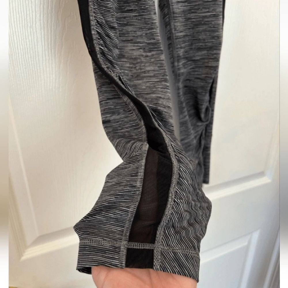 Lululemon cropped legging sheer side panel zippered pocket in back size 4 - Picture 2 of 15